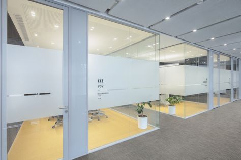 Glass Window Office, Small Meeting Room, Glass Film Design, Dental Office Design Interiors, Office Signage, Cabinet Medical, Traditional Office, Glass Office, Office Photo