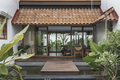 Gallery of Lilly House / Aslam Sham Architects - 3 Open Courtyard, Villa Hills, Architecture 101, Clay Roof Tiles, Clay Roofs, Future Buildings, Contemporary House Exterior, Minimalist House, Kerala Houses