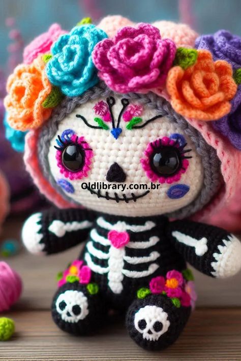 The amigurumi Santa Muerte is a stunning representation of this iconic figure, capturing the intricate details of her revered image through the art of crochet. Amigurumi Santa, Knitting Quilt, Disney Crochet Patterns, Crochet Christmas Gifts, Easy Crochet Animals, Crochet Eyes, Crochet Fall, Fun Crochet Projects, Halloween Crochet