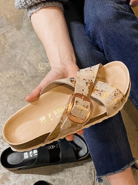 Steve Madden Sandals Outfit, Flat Sandals Outfit, Birkenstock Big Buckle, Birkenstock Sandals Women, Heel Sandals Outfit, Crocs Fashion, Pretty Sandals, Fashion Shoes Sandals, Shoes Heels Classy