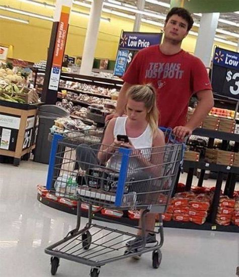 Meanwhile In Walmart, Strange People, Perspective Photos, Fun Images, Healthy Meals For Two, Cooking Set, Crazy People, Kids Pictures, Funny Animal Videos