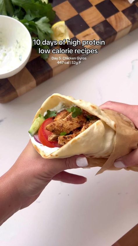 Healthy Chicken Gyros 🔥 - Recipes by Victoria Chicken Gyro Recipe, Gyro Recipe, Chicken Wrap Recipes, Homemade Tzatziki, Chicken Gyros, No Calorie Foods, Quick Healthy, Wrap Recipes, Low Calorie Recipes