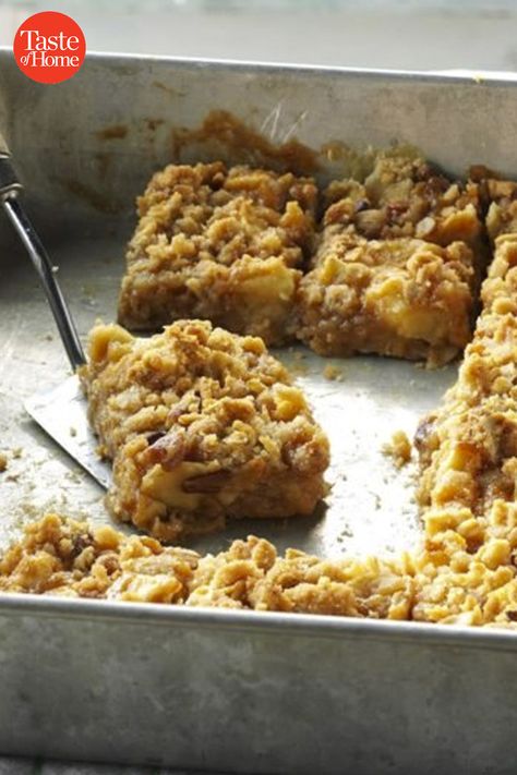 25 Apple Potluck Desserts for Fall Pear Coffee Cake Recipe, Dessert Potluck, Apple Bar Recipes, Mini Apple Pie Recipe, Apple Dessert Recipes Easy, Caramel Apple Bars, Mini Caramel Apples, Apple Desserts Easy, Potluck Desserts