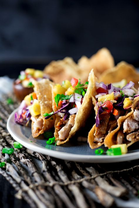 Put that leftover pork to good use in this super easy leftovers meal: Teriyaki Pork Wonton Tacos! Dinner is served in under 20 minutes! Pork Wonton Tacos, Simple Tacos, Tacos Dinner, Leftover Pork Tenderloin, Fried Wonton, Wonton Tacos, Roast Chicken And Gravy, Teriyaki Pork, Beef Tenderloin Roast