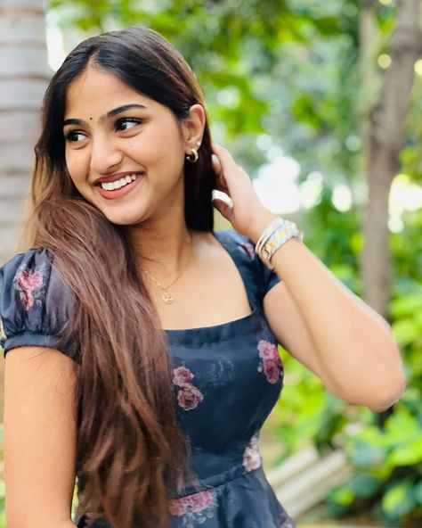 Pranavi Manukonda Photos, Pranavi Manukonda, Anupama Parameswaran, Samantha Photos, Natural Science, Long Dress Design, Ootd Ideas, Dress Design, Favorite Celebrities