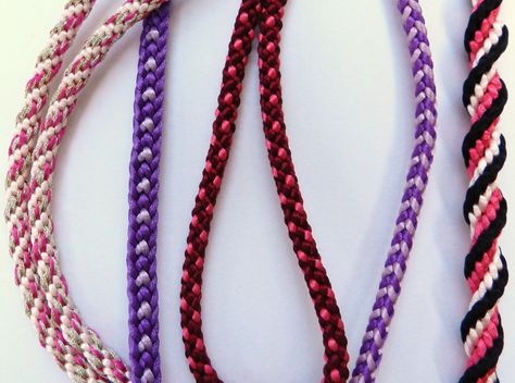 Detailed steb-by-step instructions with photos and pictures for the well known Japanese Kumihimo braiding techniques for jewellery makers. Kimuhimo Patterns, Kuhimino Pattern Ideas, Cord Braiding, Braiding Patterns, Weaving Bracelets, Braiding Techniques, Kumihimo Tutorial, Japanese Braiding, Paracord Braids