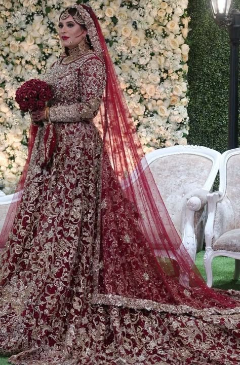 A-line dresses: These dresses have a fitted bodice that flares out to the ground in the shape of an "A." They're a classic and timeless choice for brides. Ballgowns: These dresses have a fitted bodice and a full, voluminous skirt that's perfect for a fairy tale wedding. Red And Gold Wedding, शादी की तस्वीरें, Pakistani Bridal Lehenga, Pakistani Bridal Dress, Red Bridal Dress, Latest Bridal Lehenga, Desi Wedding Dresses, Asian Bridal Dresses, Asian Wedding Dress