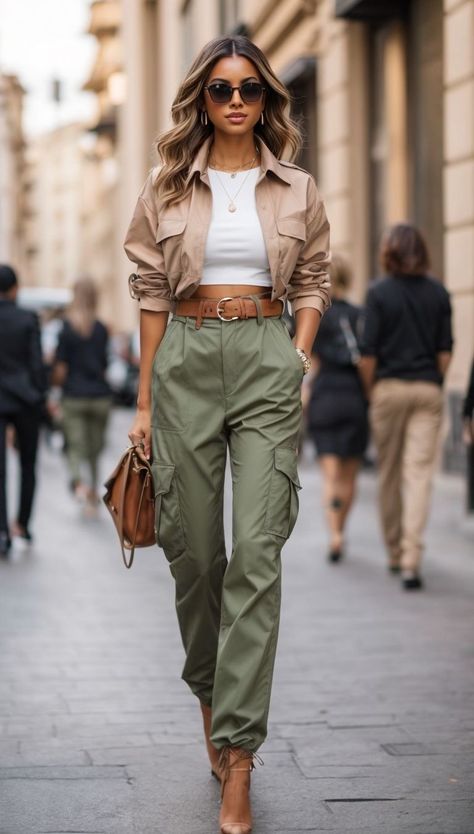 Dinner Cruise Outfit, Cargo Pants Outfit Street Style, Moda Safari, Popular Spring Outfits, Safari Outfits, Look Boho Chic, Walking Down The Street, Wardrobe Color, Capsule Closet