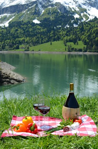 Spring Wine, Glasses Of Wine, Photo Facebook, Picnic Inspiration, Wine Event, Romantic Picnics, Perfect Picnic, Picnic Ideas, Picnic Time