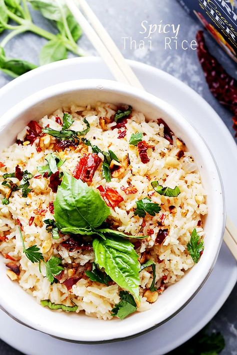 Spicy Thai Rice - One pot, easy and delicious Thai-style spicy rice with toasted peanuts, fresh basil and dried Thai chili. Spicy Thai Rice, Thai Rice Recipes, Diethood Recipes, Thai Rice, Alkaline Recipes, Thai Chili, Spicy Rice, Super Snacks, Rice Side Dishes