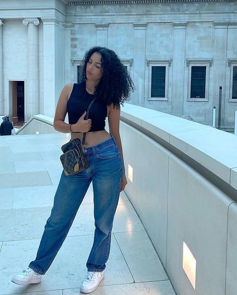 Rhea Ebanks 🇬🇧🇯🇲 on Instagram: “Went to see some art, but @eezypziy was prettier 😳🤭” Rhea Ebanks, Mom Jeans, Overalls, Instagram Photos, Pants, Hair, On Instagram, Instagram, Art