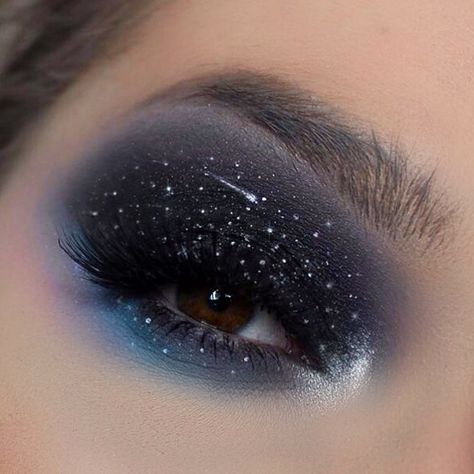 Feyre Starfall Makeup, Night Court Cosplay, Night Goddess Costume, Stary Night Makeup Look, Night Sky Makeup Look, Night Sky Eye Makeup, Night Fairy Makeup, Moon And Stars Makeup, Night Goddess Makeup