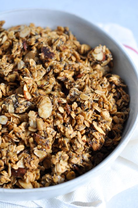 Cinnamon Vanilla Granola - simply eat cake The Best Granola Recipe, Gronala Recipes Easy, Gronala Recipes, Vanilla Granola Recipe, Cinnamon Granola Recipe, Vanilla Granola, Easy Granola Recipe, Homemade Granola Recipe, Maple Granola