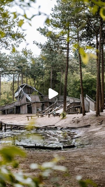 NIET THUIS - ROMI & MAAIKE on Instagram: "SAVE FOR LATER - Ken jij dit mooie speelbos al? Dit is Da’s Leuk in Herperduin⁠. In het midden van dit speelbos vind je de Das. Een speeltoestel van ruim 6 meter hoog en 33 meter lang. Voor kleinere kids is hier ook genoeg te ontdekken: tunneltjes, waterpompen en een blotevoetenpad. Er is genoeg ruimte om lekker vies te worden of een hut te bouwen. 

👀 Zelfs zonder kids is het hier leuk, want achter de Das vind je de 31 meter hoge uitkijktoren Herperduin. Als je goed kijkt kun je zelfs Den Bosch zien! 

☕️Vooraf of achteraf lekker een pannenkoek en goede bak koffie bij @panenzoherpen. Waar ze een gezellig speelhoekje hebben en een groot terras met speelplek. Wij werden hier in ieder geval helemaal blij van en gunnen jullie dit ook! 

Met wie ga je Den Bosch, Save For Later, Parenting, Instagram