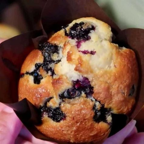 Substituted buttermilk and added vanilla Apple Butter Bread Recipe, Bisquick Blueberry Muffins, Bisquick Muffins, Blueberry Muffin Bread, Bisquick Recipe, Breakfast Cakes, Blueberry Muffin Recipe, Blueberry Bars, Best Blueberry Muffins