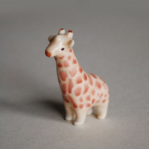 giraffe Air Dry Clay Giraffe, Giraffe Ceramics, Clay Giraffe, Animal Clay, Making Miniatures, Sculpting Ideas, Pottery Animals, Cute Giraffe, Ceramics Ideas