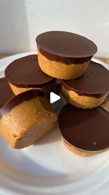 Rachel Hornibrook on Instagram: "PEANUT BUTTER CUPS ✨ 5 ingredients & minimal prep time, these no bake Reese’s peanut butter cup inspired beauties taste just like the real thing but a little healthier. The perfect snack/treat to make for the week!

Tag who would love these in the comments & don’t forget to save the recipe for later📌

Follow my page for lots of more easy & delicious recipes @rachelhornibrook 🤍 

50g oats
50g flaked or ground almonds 
5 tbsp smooth peanut butter 
5 tbsp maple syrup 
40g milk or dark chocolate 

Blitz together the oats & almonds until they resemble a flour consistency. Set aside. Add the peanut butter & maple syrup to a large bowl (that is microwave safe). Microwave for 10-15 seconds. Add the dry ingredients and mix. scoop about 1 tbsp into each of the cups No Bake Peanut Butter Oat Cups, Oat Flour Recipe, Peanut Butter Maple Syrup, Oat Flour Recipes, Smooth Peanut Butter, Easy Peasy Recipes, Peanut Butter Oats, Nutter Butter, Butter Bars