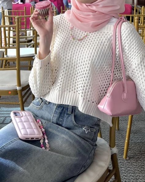 Outfit Girl Hijab, Aesthetic Hijab Outfit Ideas, Outfit Hijab Ideas, Outfit Ideas Hijab, Pink Ootd, Muslim Outfit, Ootd Jeans, Modest Girly Outfits, Outfit Hijab Casual