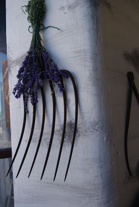 Hay Fork Decor Ideas, Pitchfork Decor Ideas, Pitchfork Decor, Old Yardstick Ideas, Pitchfork Repurposed, Old Pitch Fork Ideas Garden Art, Old Pitch Fork Ideas, Old Tools Decor Ideas Garden, Upcycled Pitchfork