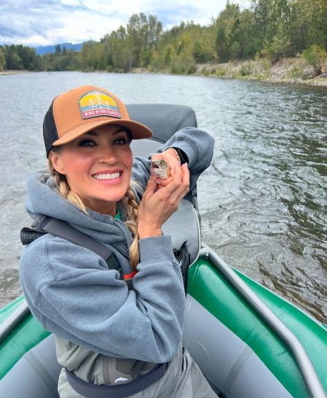 Fishing Traps, Carrie Underwood Pictures, Carrie Underwood Style, Carrie Underwood Photos, Cave Creek, What A Day, New Photo Download, The Cave, Reese Witherspoon