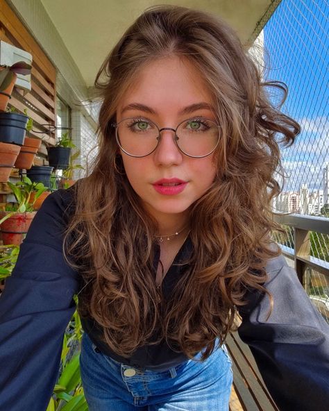 Light Brown Hair Face Claim, Wavy Hair With Glasses, Wavy Hair And Glasses, Wavy Dark Blonde Hair, Curly Hair Glasses, Character Faceclaims, Glasses Ideas, Brown Wavy Hair, Glasses Inspiration