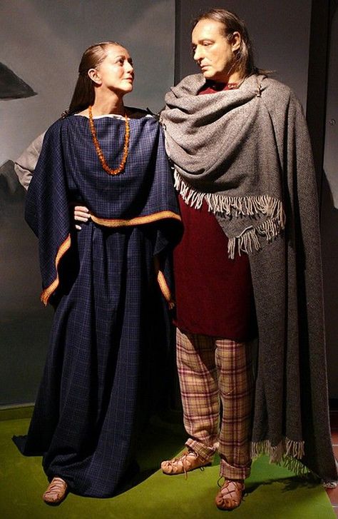 Celtic couple in Historic Museum of Speyer (Germany) Celtic Costume, Celtic Fashion, Medieval Costumes, Celtic Dress, Celtic Clothing, Aged Clothing, Viking Dress, Celtic Warriors, Ancient Celts