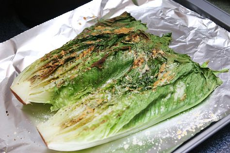 Meal Salad Recipes, Romaine Lettuce Recipe, Grilled Romaine Hearts, Grilled Lettuce, Healthy Salad Recipes For Lunch, Easy Summer Salad Recipes, Grilled Romaine Lettuce, Vegan Grill, Vegan Grilling Recipes