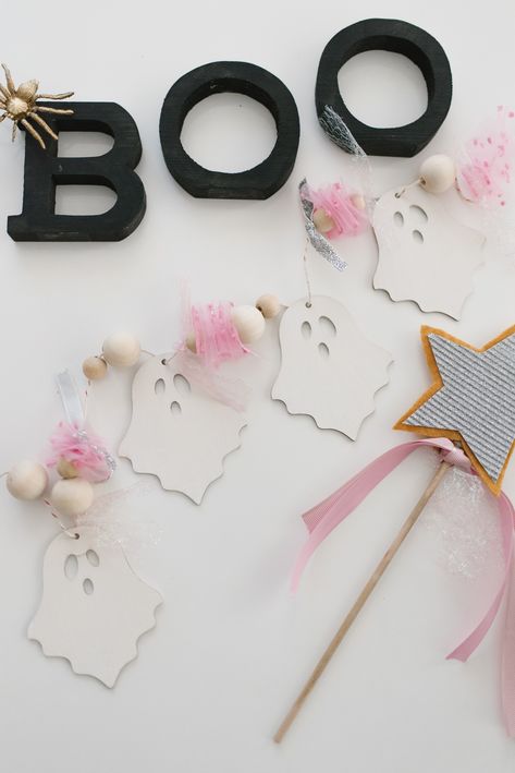 Diy Ghost Banner, Cute Halloween Cricut Ideas, Pink Ghost Halloween Decor, Paper Ghost Garland, Ghost Party Decorations, Pink Halloween Diy, Diy Pink Halloween Decor, Ghost Baby Shower Ideas, Girly Halloween Decorations