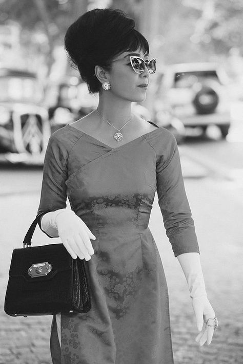 Ao Dai Vintage, Vintage Ao Dai, Vintage Asian Fashion, 60s Outfit, Vietnam Photography, Vietnam Wedding, Fashion Studies, Decades Fashion, Vietnamese History