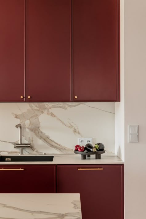 Red Feature Wall, Burgundy Kitchen, Red Kitchen Cabinets, Red Bathroom Accessories, Red Interior Design, Magenta Pantone, Серая Кухня, Red Furniture, Bathroom Red