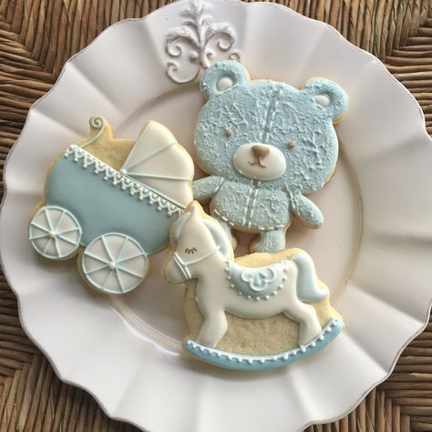 Biscotti Baby Shower Bebe, Baby Boy Cookies, Baby Shower Sweets, Royal Iced Cookies, Shower Cookies, Baby Cookies, Pretty Cookies, Shower Bebe, Cookie Frosting