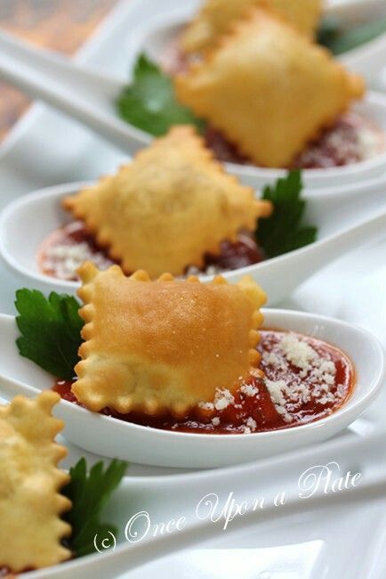 Fried ravioli Crispy Baked Ravioli, Crispy Ravioli, Ravioli Bake, Buffalo Chicken Dip, Think Food, Snacks Für Party, Drink Ideas, Event Food, Party Food Appetizers