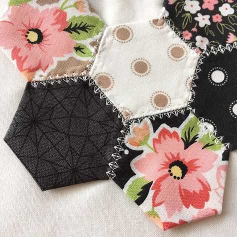 Hexagon Quilt Ideas, Quilting Hexagons, Shabby Quilt, Hexagon Quilting, Hexie Patterns, Hexie Quilts Patterns, Hexagon Quilt Pattern, Paper Piercing, Hexagon Patchwork