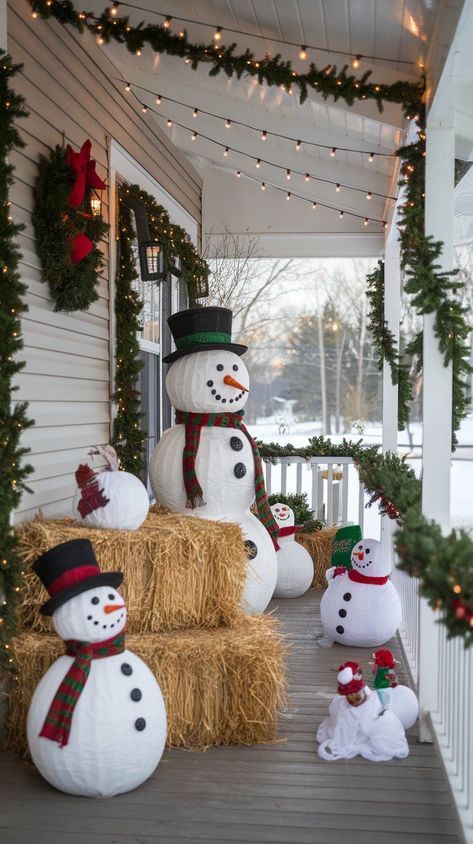 Outdoor Christmas Snowman, Snowman Scene Ideas, Snowman Themed Christmas Decorations, Snowman Ideas Outdoor, Diy Outdoor Snowman, Snowman Porch Decor, Snowmen Decorations, Snowman Outdoor Decorations, Outdoor Winter Decor