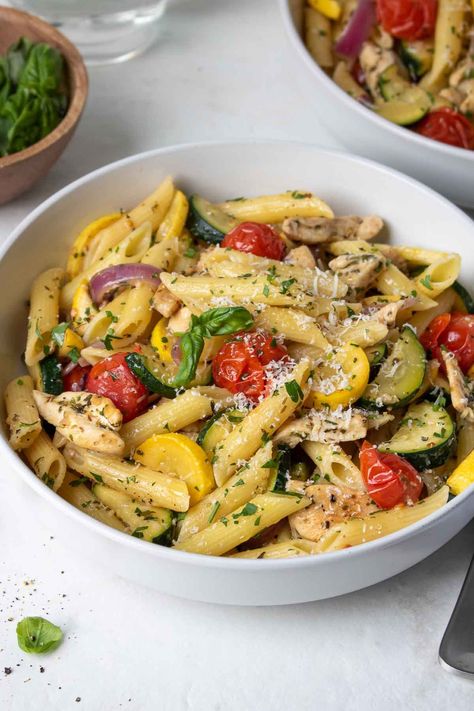 Chicken Vegetable Pasta Recipes, Chicken And Veggie Pasta, Chicken And Vegetable Pasta, Pasta Recipes With Chicken, Kay Nutrition, Vegetable Pasta Recipes, Boiled Chicken Breast, Resep Pasta, Recipes With Chicken