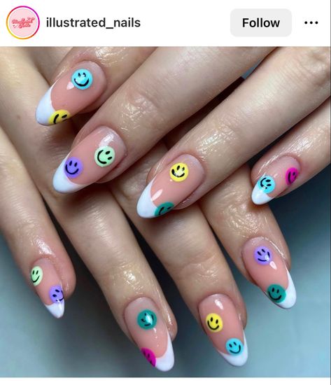 Smileys 🙃 White French Tip Nail Designs, Gold Nail Polish Designs, Nails Smiley Face, White Tip Acrylic Nails, White French Tip Nails, Round Nail Designs, Tip Nail Designs, Rose Gold Nails Design, White French Nails