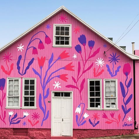 Pink Garden Wall, Wall Paint Flower Designs, Wall Murals For Home, Vintage Mural Art, Side Of House Mural, Sharpie Wall Mural, Colorful Shed Exterior, Diy Flower Wall Painting, Painted On Wallpaper