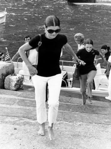 Jackie Kennedy — Every summer, the black T-shirt, white jeans, and Gucci bag. Everything was simple and classic and elegant, so her mind could focus on more important things, like art and music and poetry and literature. Jackie O Style, Lee Radziwill, Jackie Onassis, Sunglasses Design, The Kennedys, Sail Boats, Jackie O, Anna Wintour, Style Sunglasses