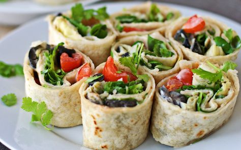 These easy pinwheels are big on delicious Mediterranean flavor. Mediterranean Pinwheels, Easy Pinwheels, Side Foods, Friday Recipes, Horderves Appetizers, Vegan Greek, Vegan Wraps, Vegan Dip, Pinwheel Recipes