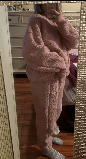 Cosy Outfit, Night Pajama, Girl Sweatpants, Womens Pjs, Winter Fashion Outfits Casual, Cold Outfits, Fleece Pajamas, Cute Comfy Outfits, Winter Fashion Outfits