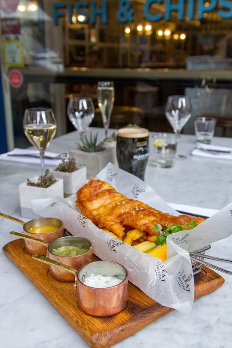 Yenek Fries Serving Ideas, Fancy Fish And Chips, Fish And Chips Restaurant Design, Fish Chips Design, Fish & Chips, Restaurant Ideas Food, Bar Food Ideas Restaurant, Fish Restaurant Design, Seafood Presentation