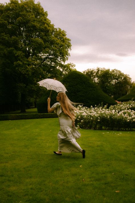 Aristocratic, vintage, retro, photographer, aristocratic Vintage Garden Photography, Aristocratic Woman, Prayer Walk, Muted Green, Photography Aesthetic, Garden Photography, Retro Photo, Vintage Garden, Aesthetic Vintage