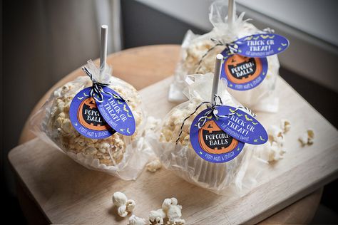 popcorn balls Homemade Popcorn Balls, Holiday Goodie Bags, Cooking Popcorn, Halloween Baking Ideas, Popcorn Ball, Popcorn Wedding Favors, Gift Treats, Snacks Homemade, Popcorn Packaging