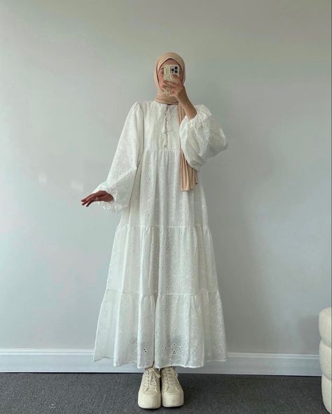 Summer Hijabi, White Long Gown, Modest Outfits Muslim, Stylish Outfits Casual, Pin Fashion, Simple Style Outfits, Modest Maxi, Modest Dresses Casual, Fancy Dresses Long