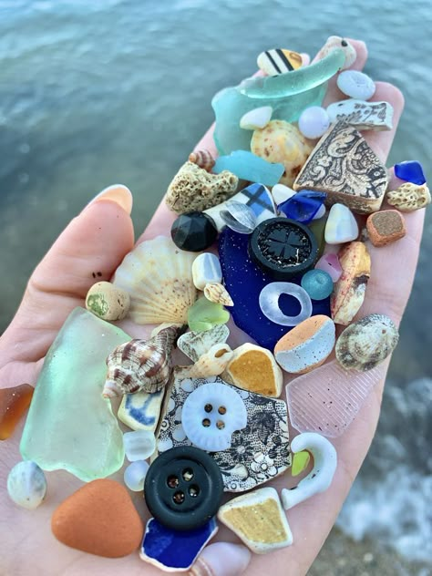 Things Found On The Beach, Art On The Beach, Beach Crystals, Sea Treasure, Sea Things, Sea Glass Beads, Ocean Treasures, Beach Finds, Shell Collection