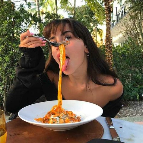 Claudia Tihan, Eating Spaghetti, Flipagram Instagram, Foto Poses, Instagram Pose, Instagram Photo Inspiration, Instagram Inspo, Insta Photo Ideas, Photo Instagram