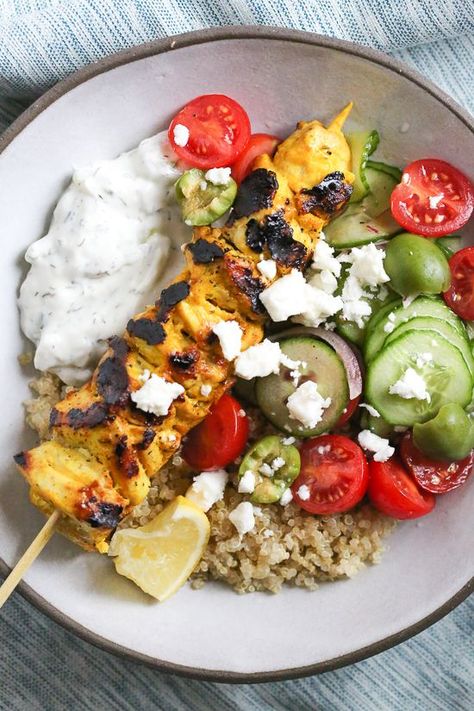 Smoky yogurt-marinated grilled chicken served over quinoa and Mediterranean-inspired tomatoes, cucumbers, and olives with tzatziki and Feta. Chicken Tzatziki, Skinny Taste Recipes, Food Tasting, Mediterranean Diet Recipes, Ww Recipes, Mediterranean Diet, Bowls Recipe, Greek Recipes, Mediterranean Recipes