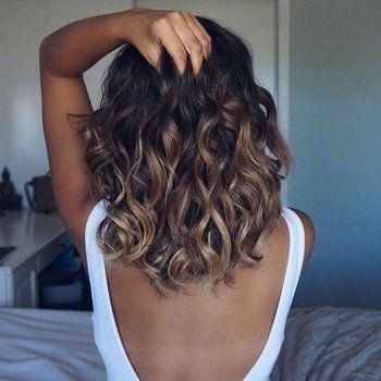 The Best Haircuts for Curly Haired Beauties: Balayage Beauty Short Shoulder Length Hair, Mid Length Curly Hairstyles, Medium Length Curly Hair, Colored Curly Hair, Ombré Hair, Haircuts For Curly Hair, Beauty Inspo, Trendy Hair Color, Medium Hair Cuts