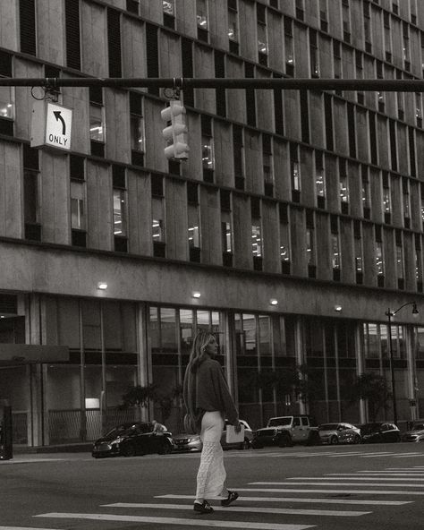 detroit after dusk <3 🏷️: #michiganportraitphotographer #detroitportraitphotographer storytelling city downtown photoshoot #detroitphotographer #777luckyfish #downtownphotoshoot #lansingphotographer #detroitmodel #cinematicphotography #storytellingphotography Detroit Institute Of Arts Photoshoot, Detroit Senior Pictures, Detroit Photoshoot, Downtown Photoshoot, City Downtown, Detroit Institute Of Arts, Storytelling Photography, Cinematic Photography, Senior Pics