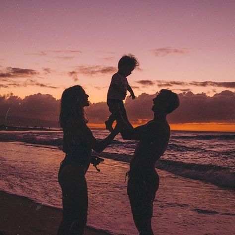 Image may contain: one or more people, people standing, sky, ocean, twilight, cloud, beach, outdoor, water and nature    #Regram via @B8RvXU7BAm6 Britnee Kent, Beach Fotos, Sunset Watching, Couple With Baby, Beach Photography Family, Baby Milestones Pictures, Baby Pictures Newborn, Beach Video, Cute Babies Photography